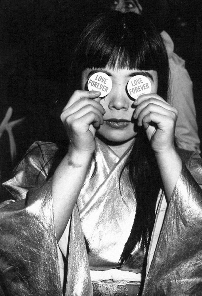 YAYOI KUSAMA with “LOVE FOREVER” buttons, which she distributed at the opening of Kusama’s PEEP SHOW, a mirror-lined environmental installation at Castellane Gallery. New York, 1966. Photograph by Hal Reiff. Image courtesy: Ota Fine Arts, Tokyo / © Yayoi Kusama, Yayoi Kusama Studio Inc.