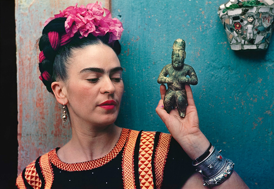 Nickolas Muray, Frida with Olmeca Figurine, Coyoacán, 1939.