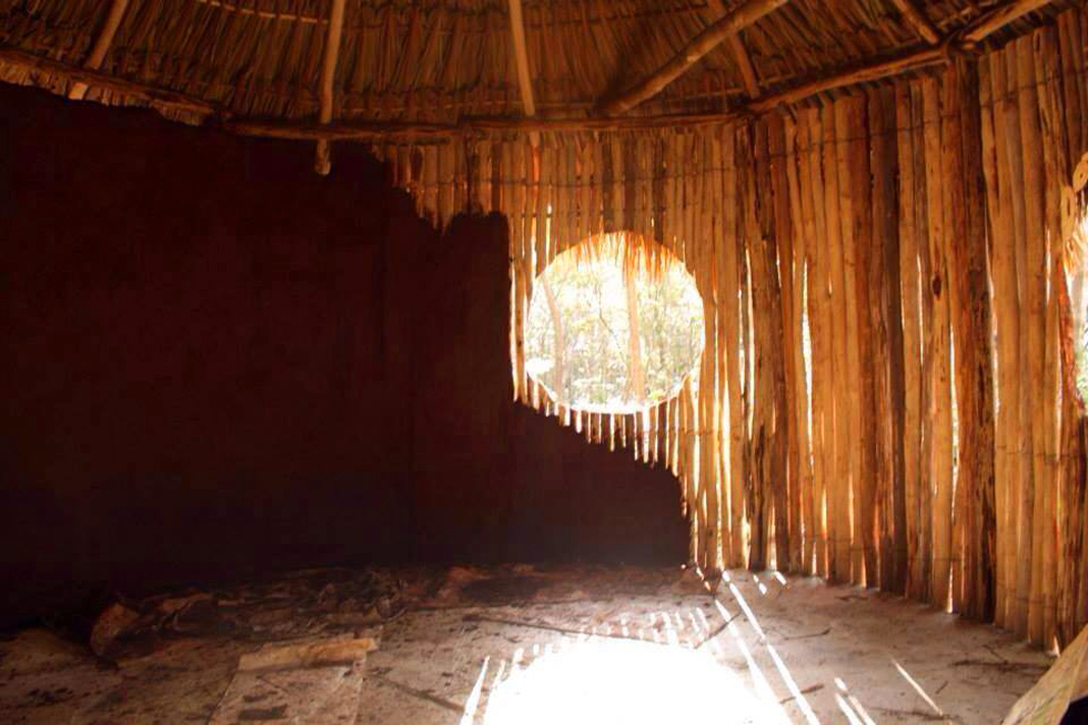 Bajareque Palapa on zone 02, applying first coat of Cob to insulate it.