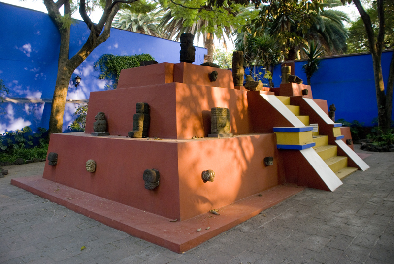 Pyramid in Frida Kahlo and Diego Rivera's courtyard displaying pre-Hispanic pieces.