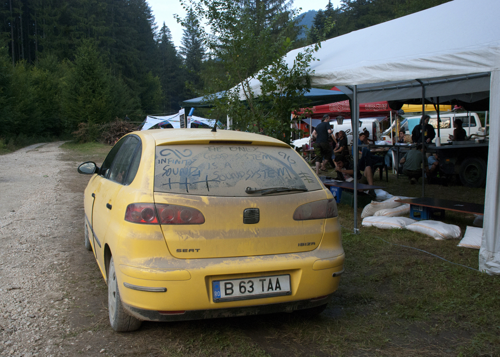 Scrawled in mud on a Romanian car: "The only good system is a Soundsystem!...INFINITY SOUND!"