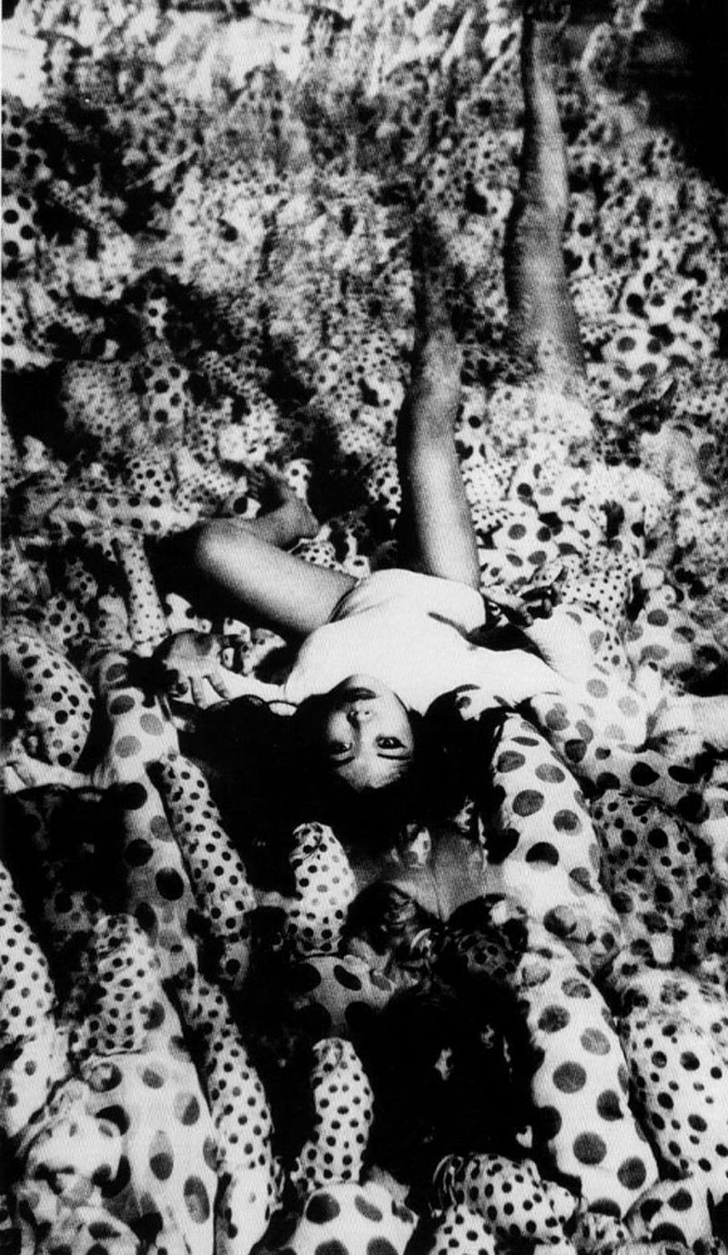 YAYOI KUSAMA, 1965. Photographed by Eikoh Hosoe. Courtesy of Victoria Miro Gallery, London and Ota Fine Arts, Tokyo © Yayoi Kusama, courtesy Yayoi Kusama studio inc. 