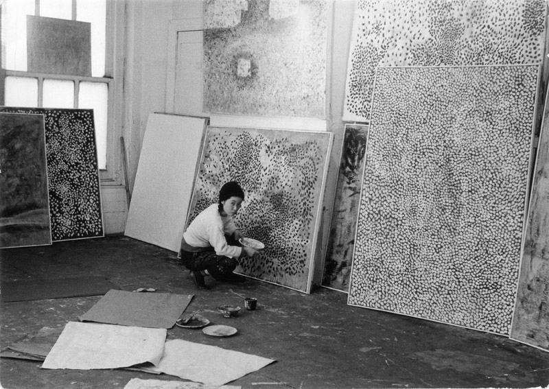 YAYOI KUSAMA in her New York studio, c.1958–59 / Image courtesy: Ota Fine Arts, Tokyo / © Yayoi Kusama, Yayoi Kusama Studio Inc.