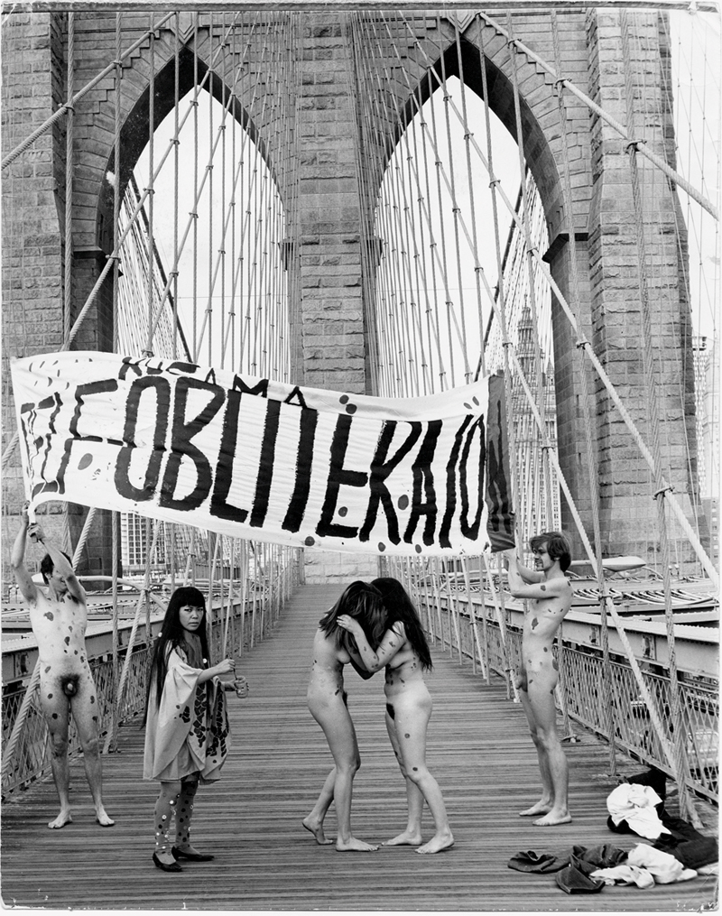 Anatomic Explosion Anti-War Happening, Pont de Brooklyn, New York, 1968. Image courtesy: Ota Fine Arts, Tokyo / © Yayoi Kusama, Yayoi Kusama Studio Inc.