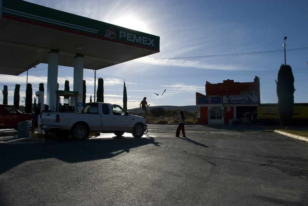 Motor and Chila juggling in a gas station somewhere on the way back from the desert. All Photos by Sophie Pinchetti. MORE PHOTOS TO COME SOON !