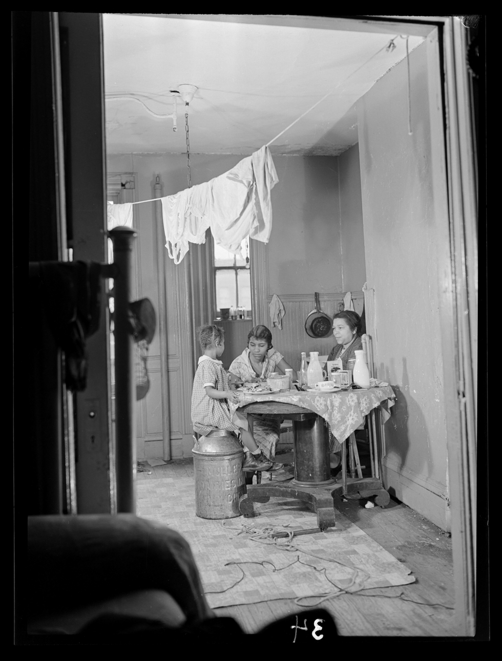 Harlem document, 1937-40. Photographed by Aaron Siskind © Courtesy the Aaron Siskind Foundation