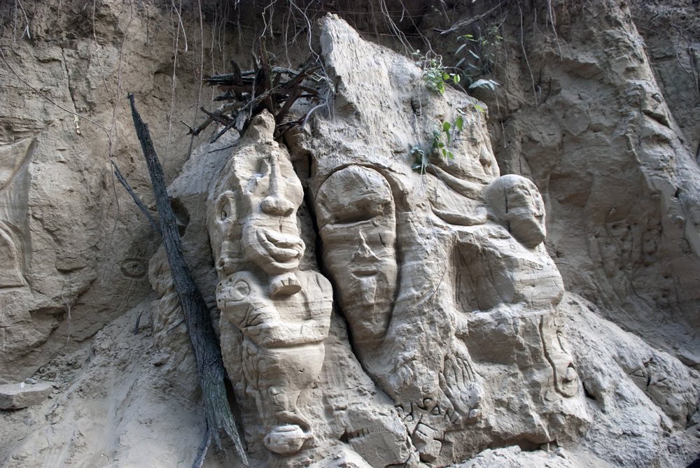 Beautiful and intriguing collections of masks and statuettes along the rocks...