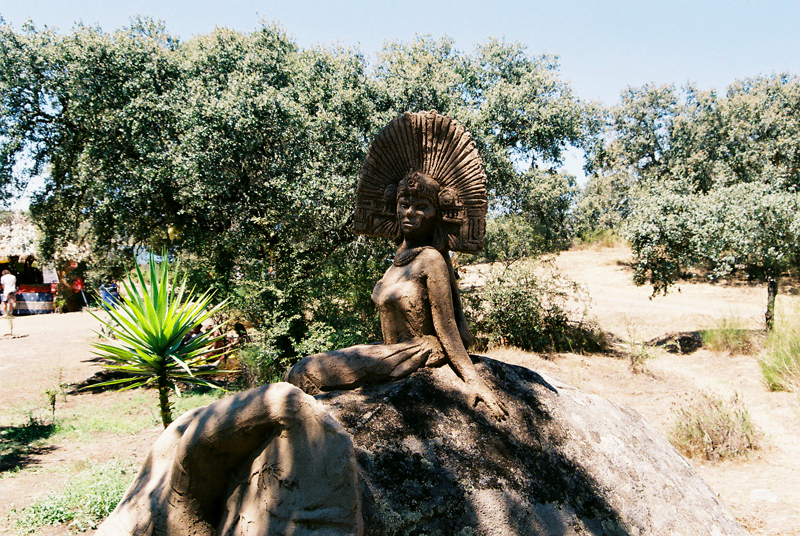 A reclining clay sculpture around the peaceful Healing area. The Healing area included the likes of the Icarus Yurt (a space dedicated to sound therapies and journeys), as well as workshops on movement meditation, yoga, water therapy, Tantra and alternative medical care (acupuncture, Chinese medicine, naturopathy and Ayurvedic medicine).
