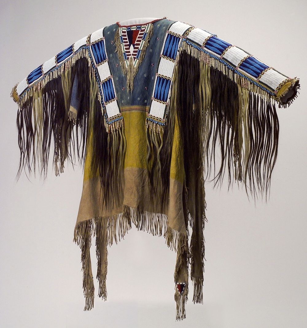 Man’s Shirt, c. 1750 by Northern Plains artists, probably Arapaho or Gros Ventre. Native tanned leather, porcupine quills, pigment (81 x 53.6 cm). Paris (France), musée du quai Branly. 