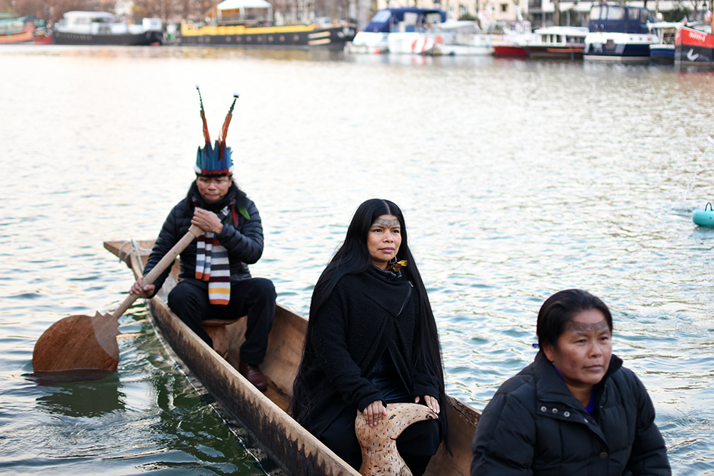 Jose Gualinga, Nina Gualinga and Ena Santi on the Canoe of Life, Seine River, Paris. Photo Sophie Pinchetti