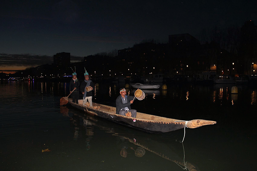 The "Canoe of Life" (Kindy Challwa) arrives in Paris after a long journey of 10,000 km from Ecuador. 